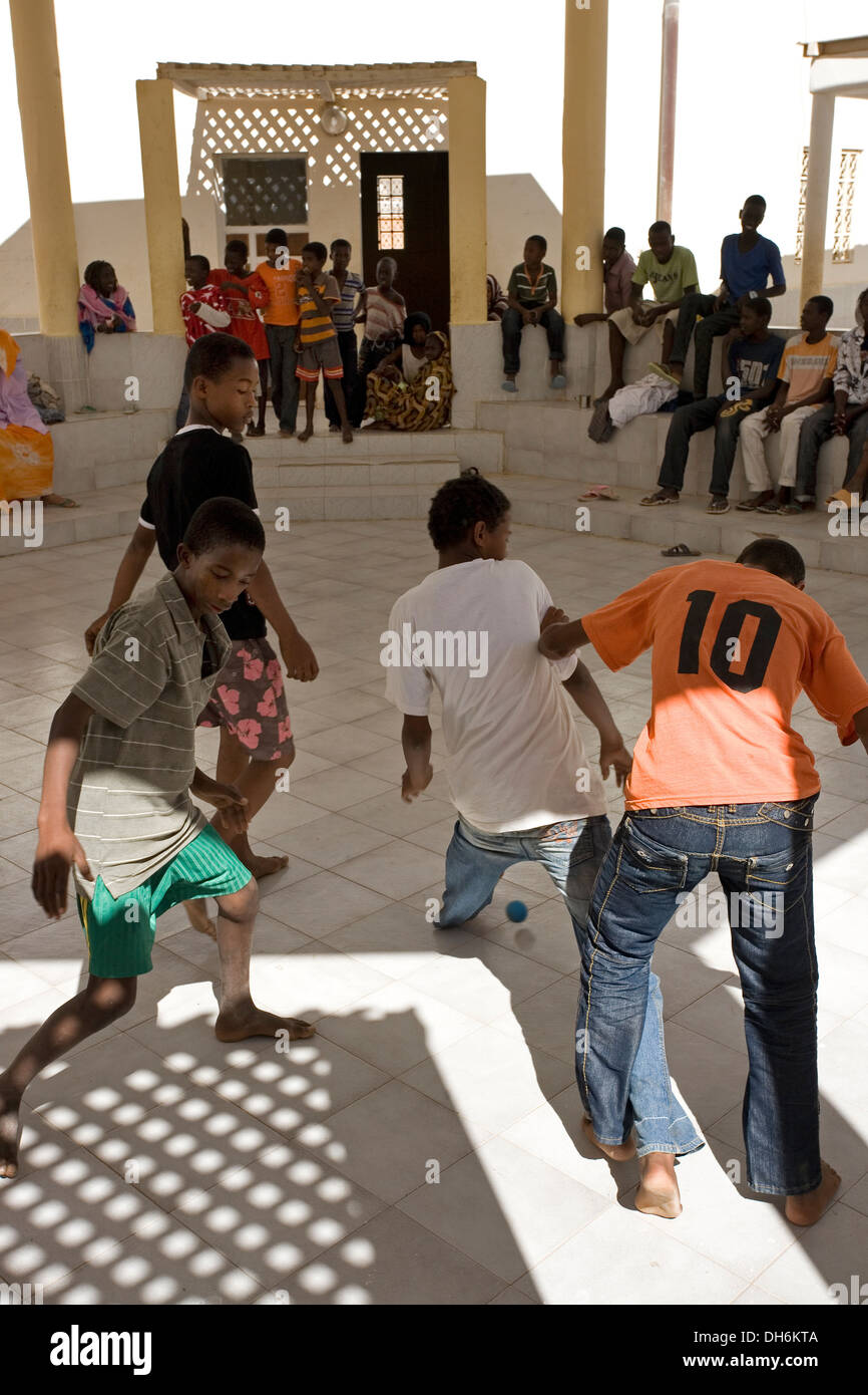 Les élèves jouent au football dans leur pause dans la cour à l'école pour les personnes défavorisées et les enfants abandonnés, Nouakchott, Mauritanie Banque D'Images