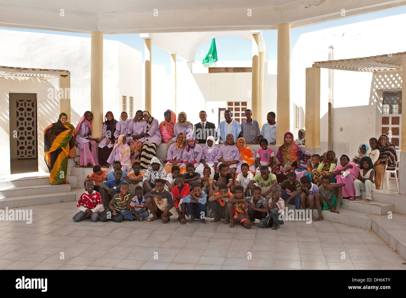 Étudiants et enseignants réunis dans la cour à l'école pour les personnes défavorisées et les enfants abandonnés, Nouakchott, Mauritanie Banque D'Images