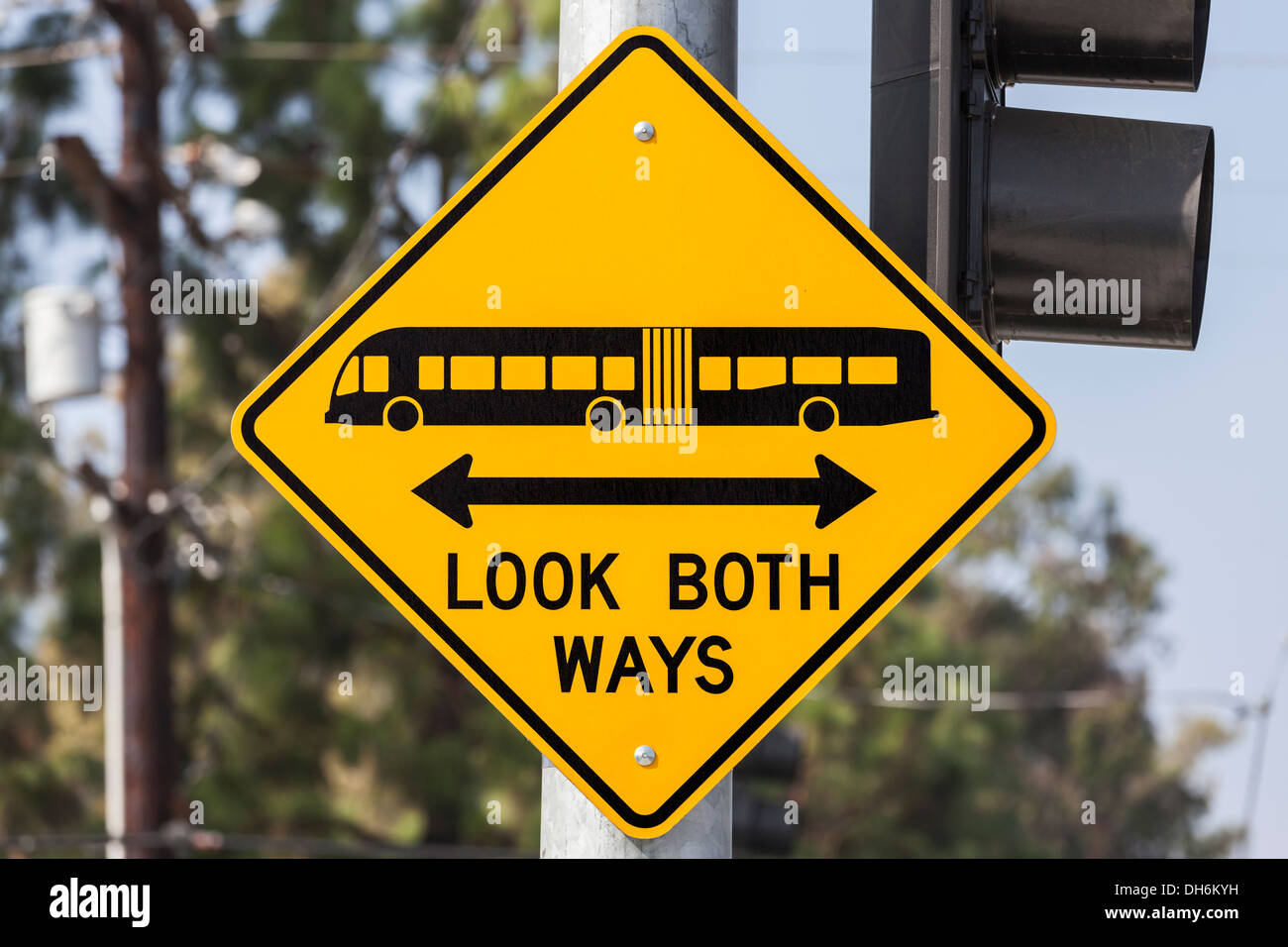 Regardez dans les deux directions bus et tram panneau d'avertissement. Banque D'Images
