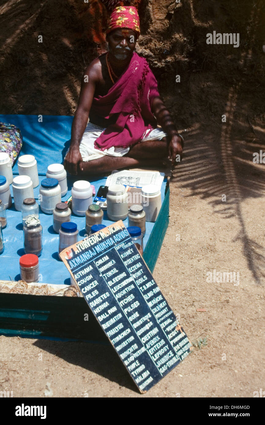 Homme de la région de vendre des médicaments sur la plage à goa inde proclamant la guérison de divers malaises Banque D'Images
