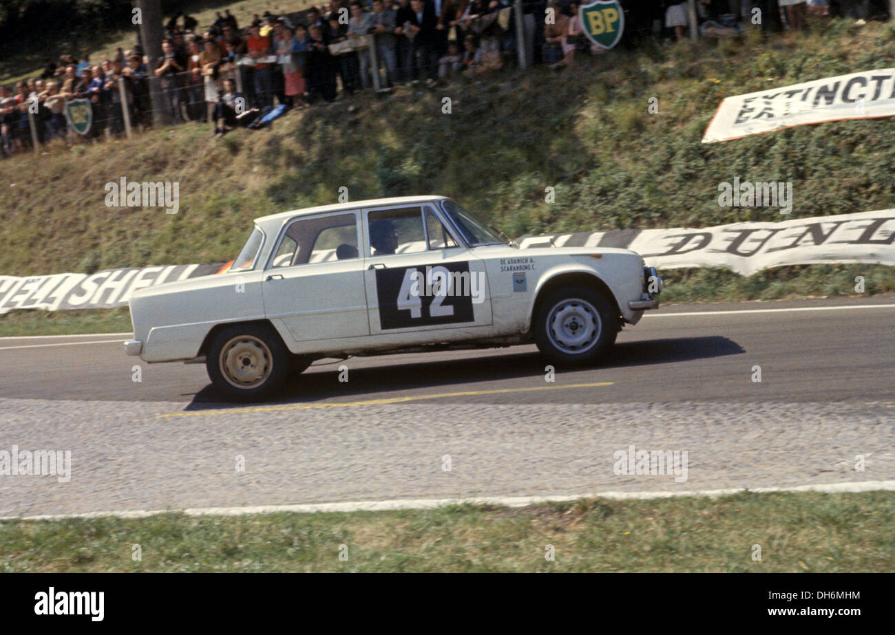 L'Scarambone Adamich-Carlo Andrea de Alfa Romeo Giulia sur le Rouen-les-Essarts circuit routier dans le Tour de France.20 Sept 1964. Banque D'Images