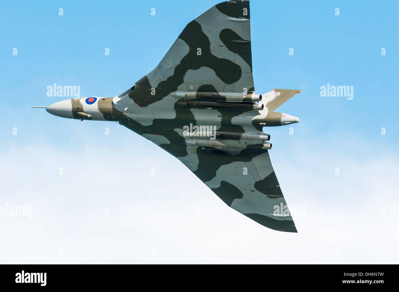 Exmouth, Devon, Angleterre. Un bombardier Vulcan avec sa soute à bombe portes fermées en vol au dessus de Exmouth au cours de l'été villes air show. Banque D'Images