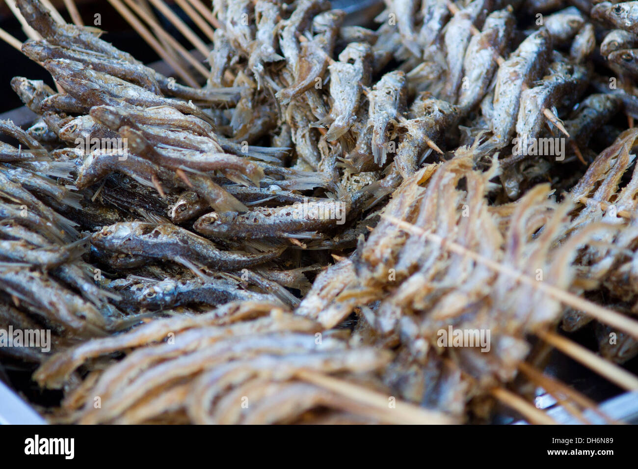 Les petits poissons fumés snack pour manger avec la bière Banque D'Images