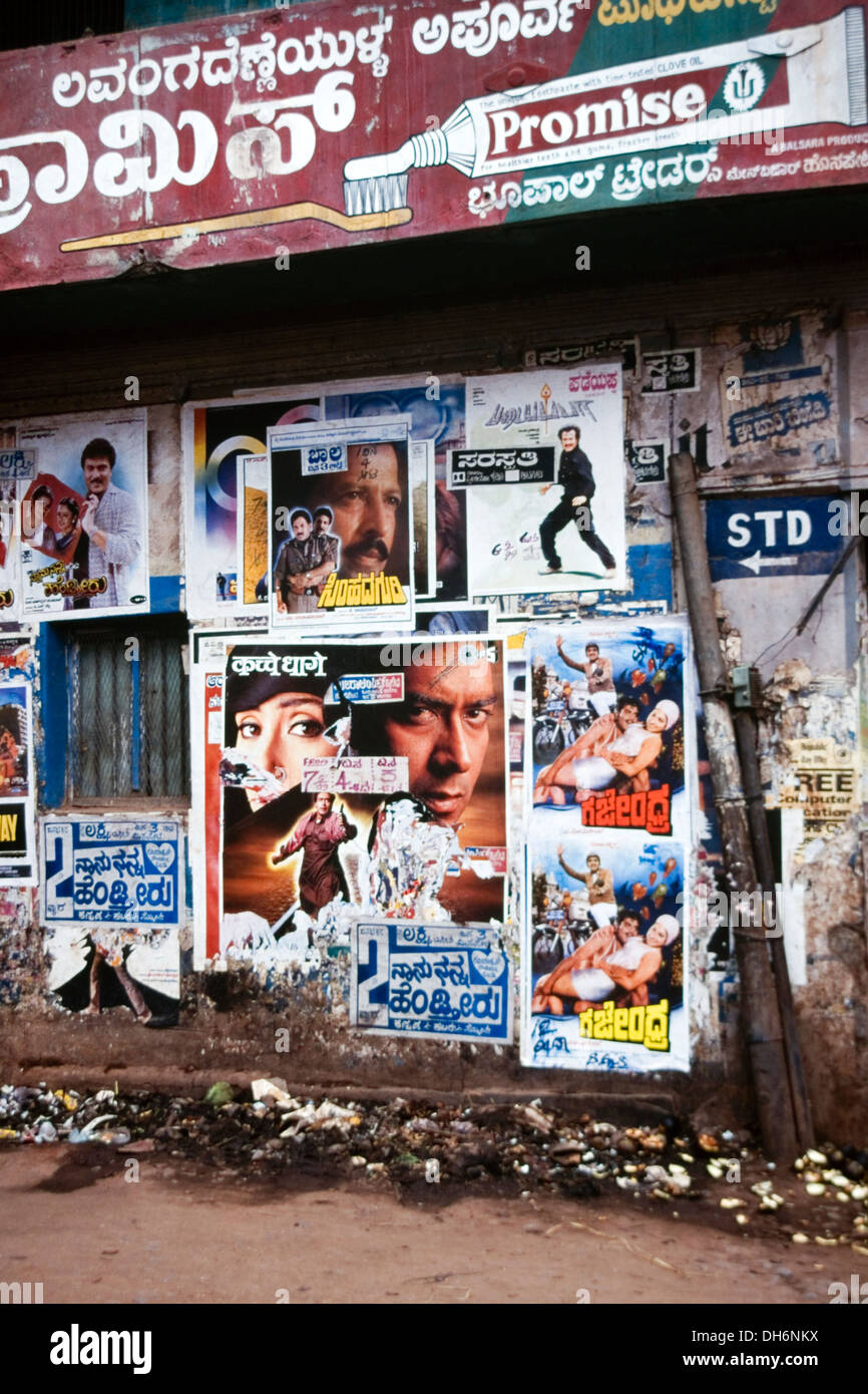 Mur recouvert de publicité affiches bollywood inde Banque D'Images