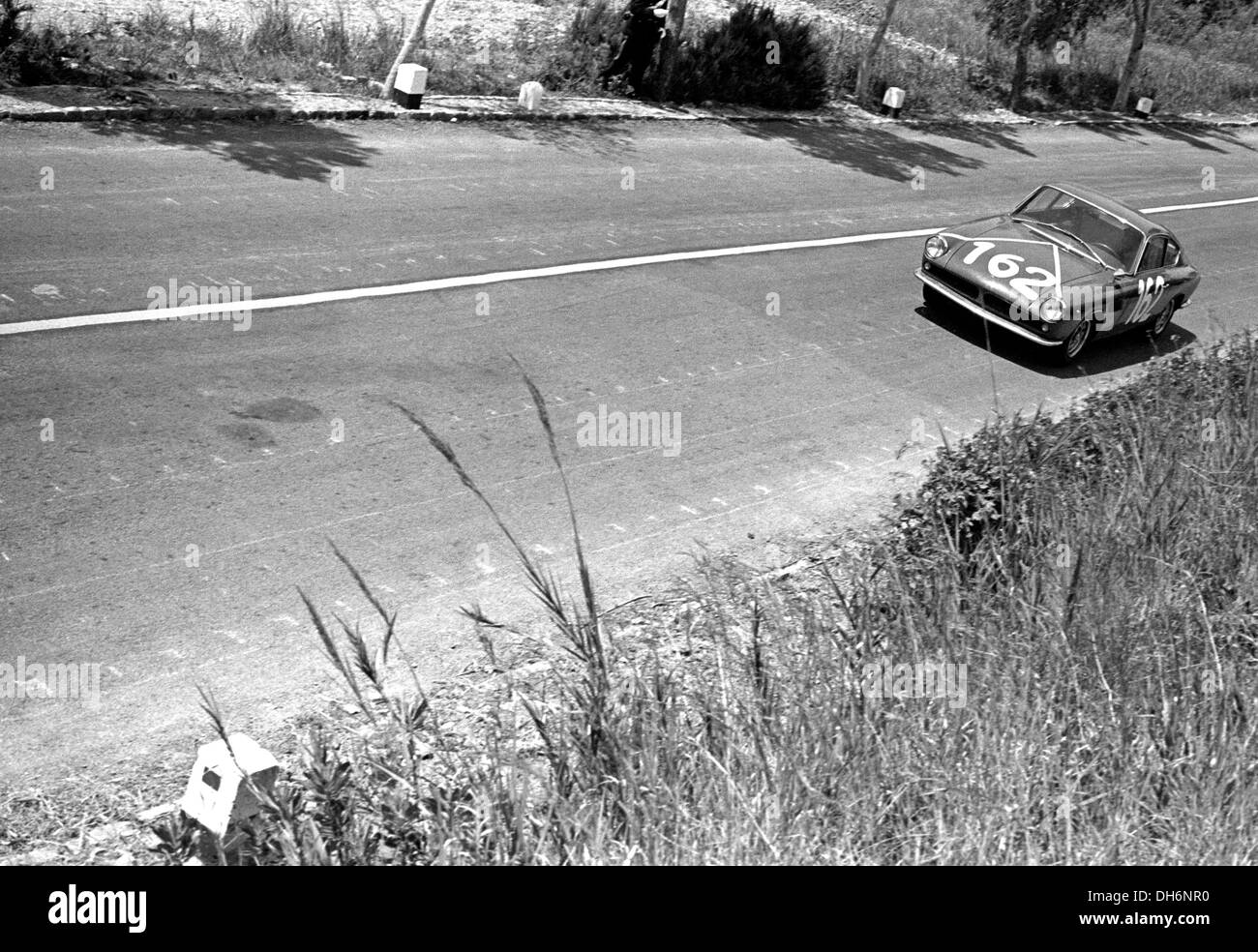 Pianta-Giorgio Giorgio Bassi's ASA RB613, 'little Ferrari' songea à par l'usine de Maranello.Targa Florio, en Sicile 9 mai 1965. Banque D'Images