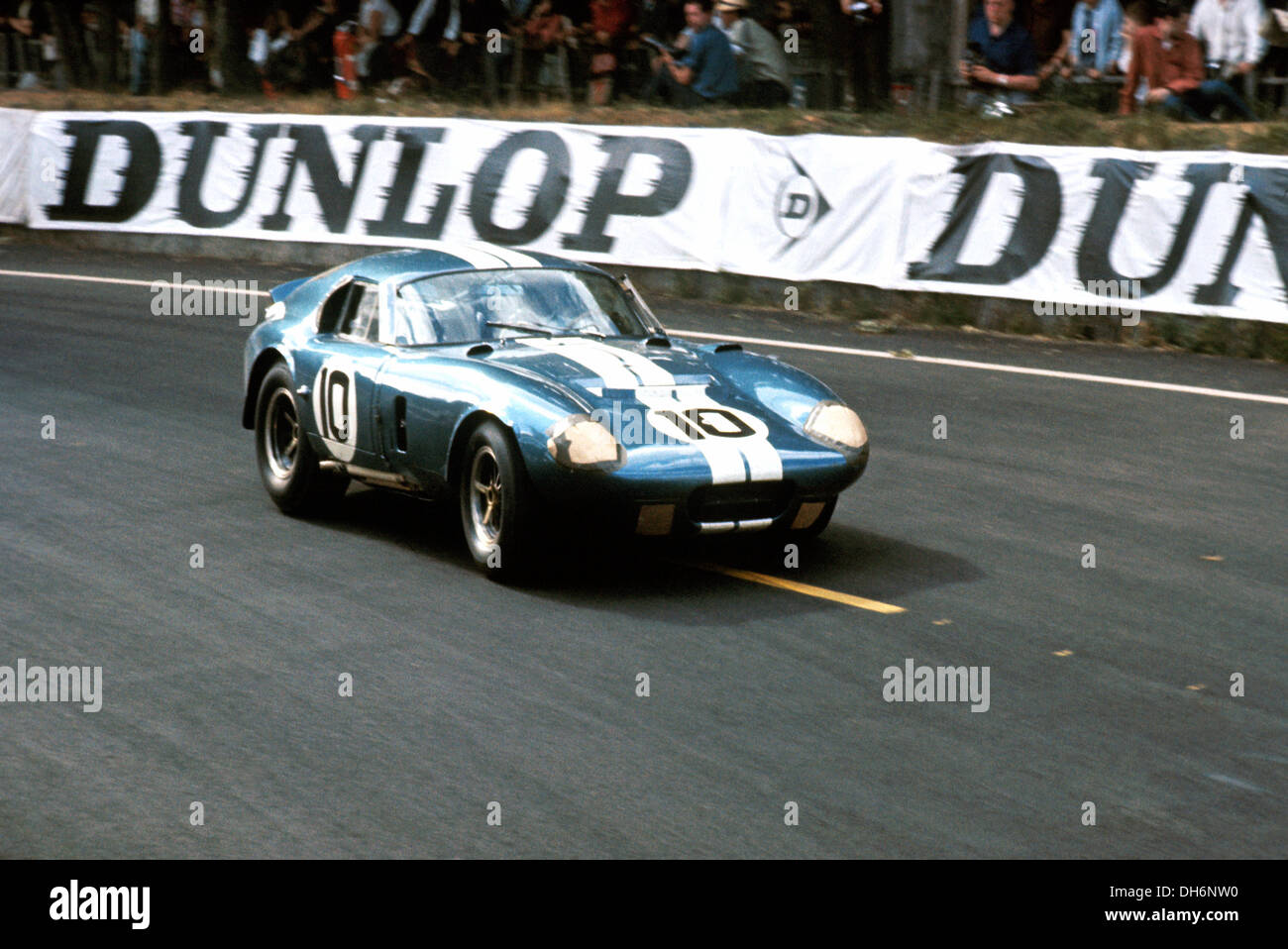Johnson-Tom Bob Payne's American Shelby Cobra Daytona coupe racing dans les 24 Heures du Mans le 20 juin 1965. Banque D'Images