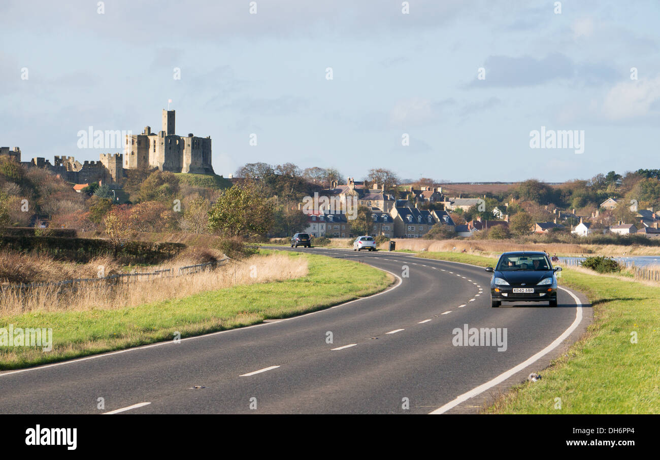 Voiture sur la côte et la route des Châteaux Château de Warkworth passe, Northumberland, England, UK Banque D'Images