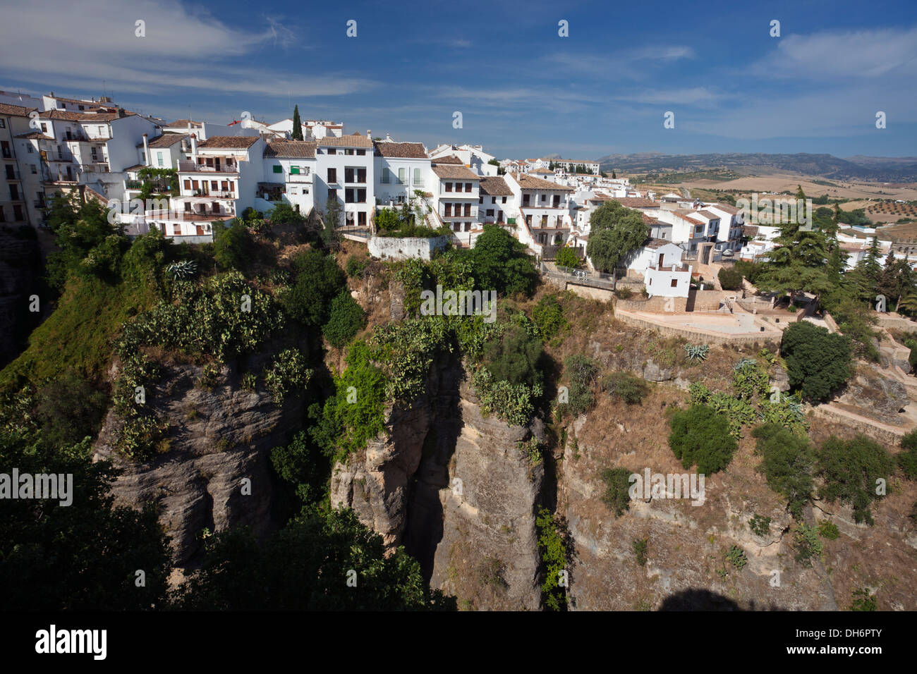 Les maisons au bord du canyon à Ronda, Andalousie, Espagne Banque D'Images