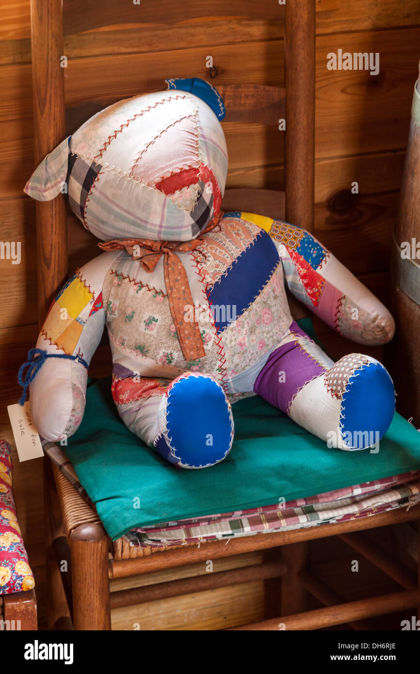 Peluche ours patchwork fait main toy assis sur une chaise. Newberry, Floride USA Banque D'Images