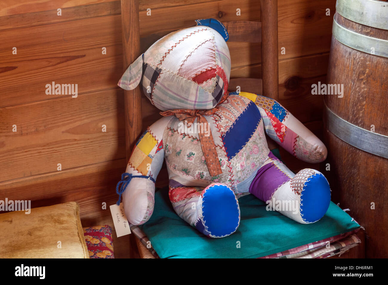 Handmade patchwork peluche ours assis sur une chaise. Newberry, Floride USA Banque D'Images