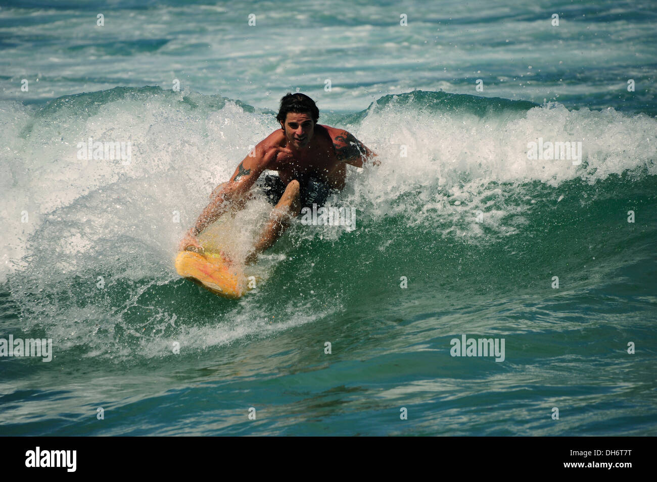 Surfer à Itacaré, Bahia, Brésil. Appuyez sur Utiliser seulement. Banque D'Images