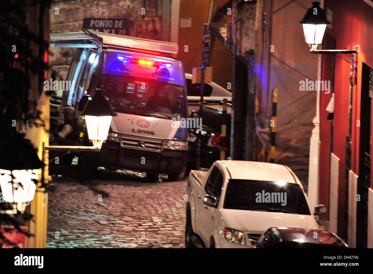 Point de contrôle de police pour la sécurité la nuit, Pelourinho, Salvador da Bahia, Brésil. Banque D'Images