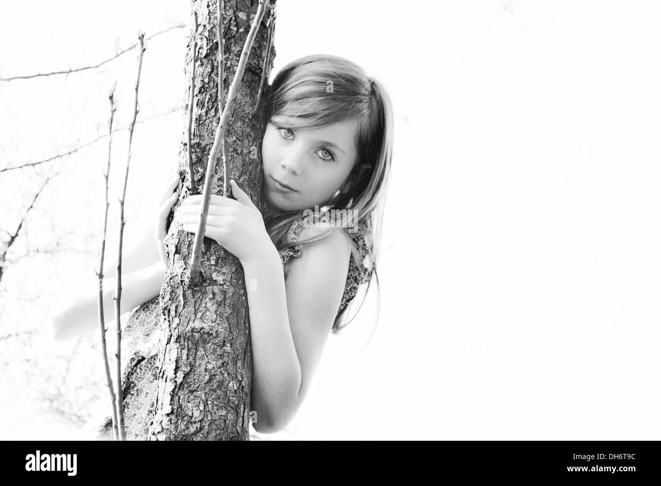 Jeune fille sur un arbre effet infrarouge Banque D'Images