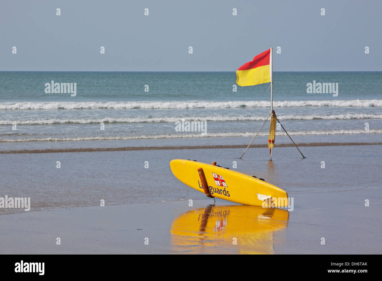 D'un drapeau indiquant une zone de sécurité de la côte nord des Cornouailles UK pour les surfeurs sur une plage surveillée par des sauveteurs de la RNLI Banque D'Images
