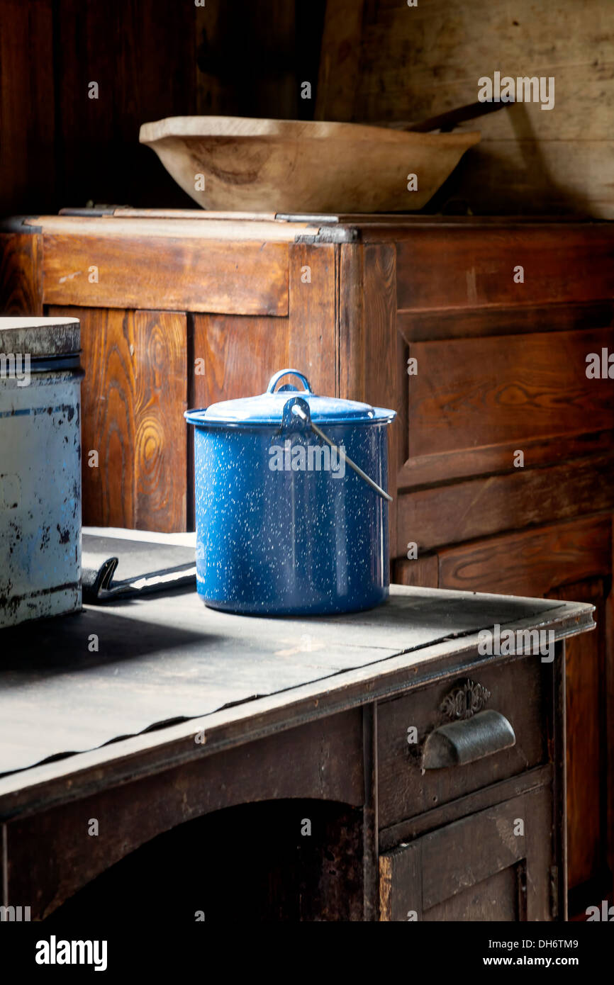 L'émail bleu soleil metal stock pot assis sur un vieux comptoir en bois dans la cuisine familiale de Dudley. Floride USA Banque D'Images