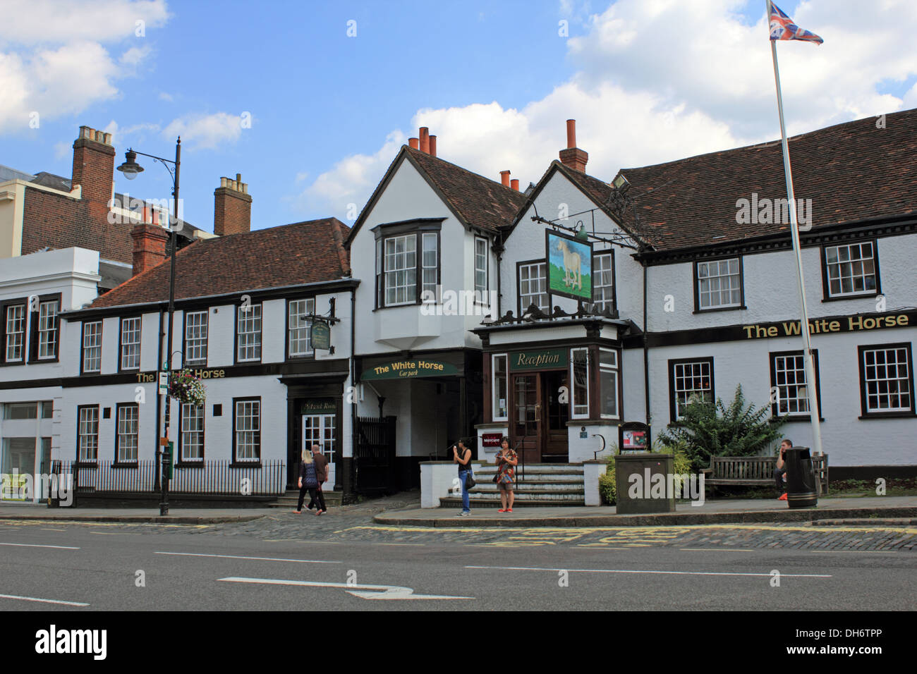 Le White Horse pub dans la High Street Dorking Surrey England UK Banque D'Images