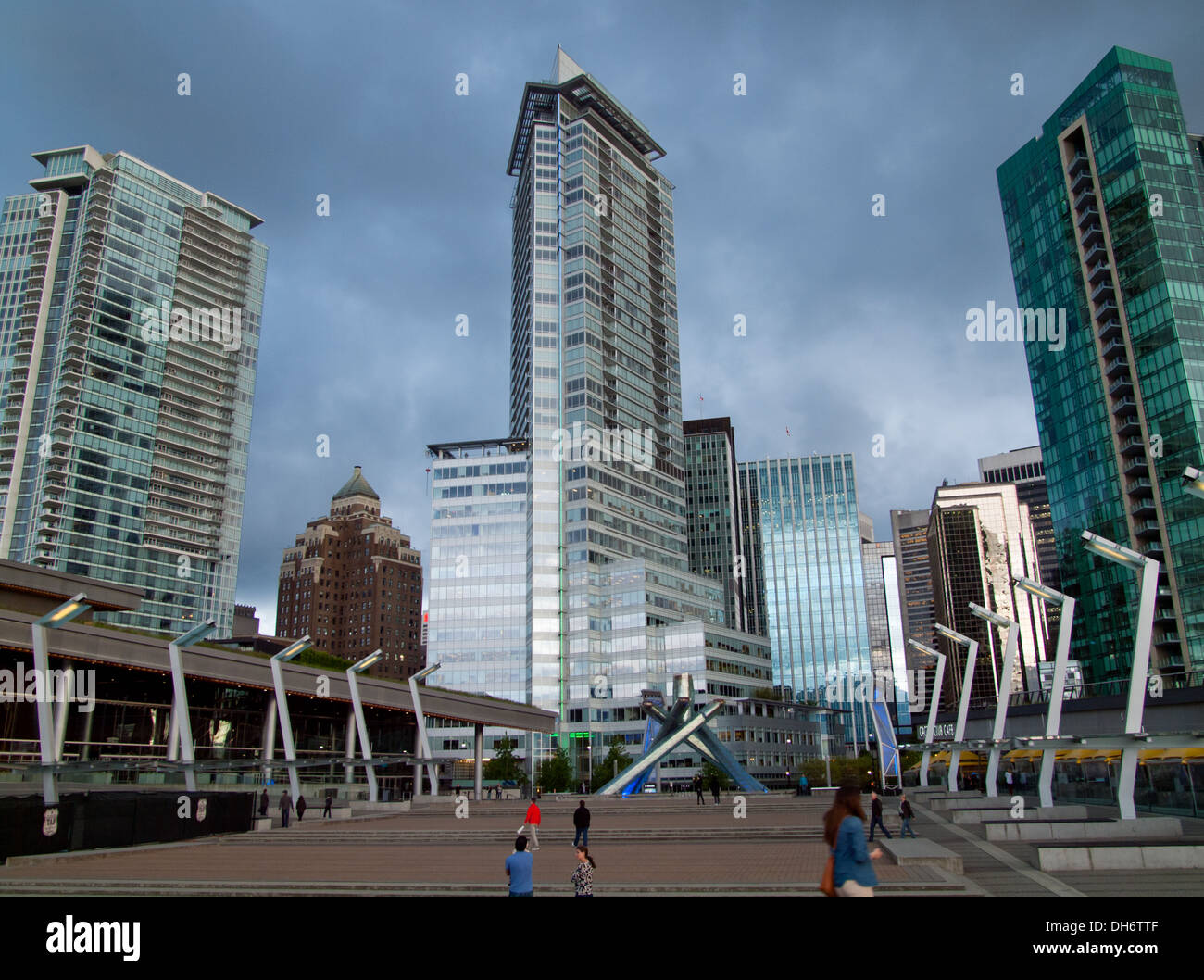 Le but de Jack Poole Plaza et la vasque olympique de Vancouver près de centre des congrès de Vancouver à Vancouver, BC, Canada. Banque D'Images