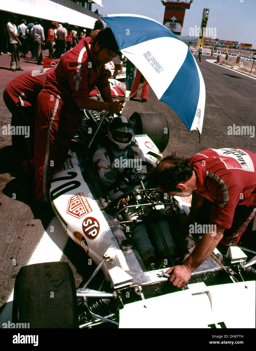 Jean-Pierre Beltoise dans une BRM P160 dans les stands a terminé 11e au GP de France au circuit Ricard-Castellet, France 1 juillet 1973. Banque D'Images