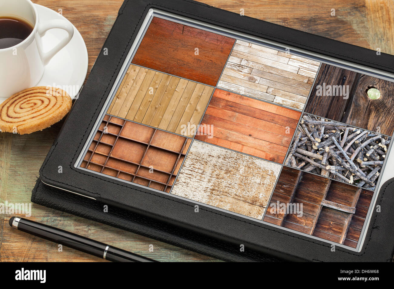 L'examen des images de texture bois sur un ordinateur tablette numérique avec stylet, tasse de café et des cookies Banque D'Images