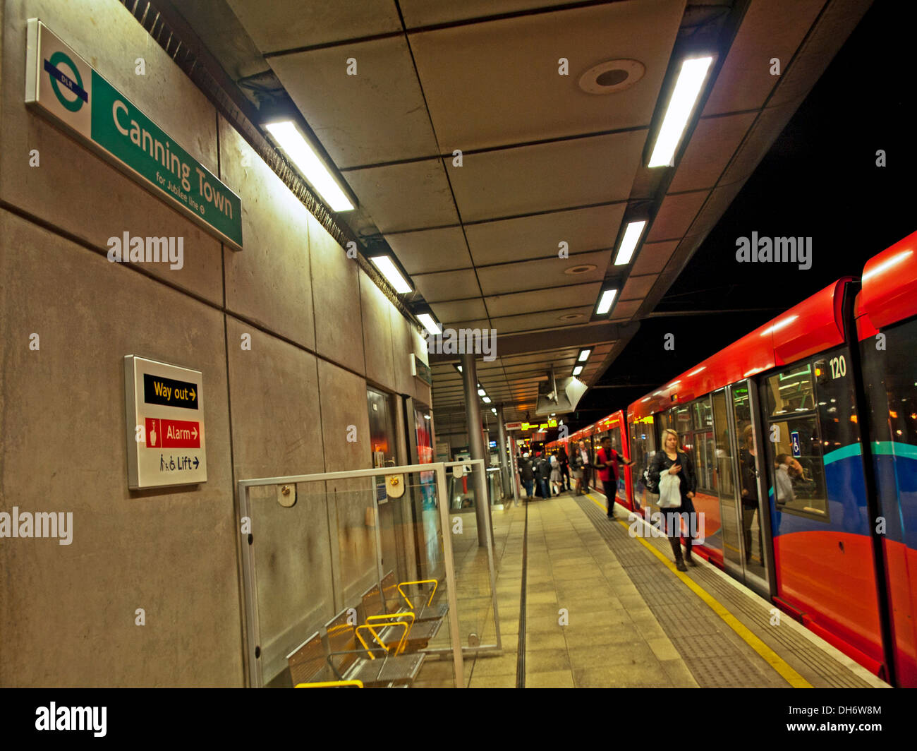 Canning Town station DLR la nuit, Londres, Angleterre, Royaume-Uni Banque D'Images