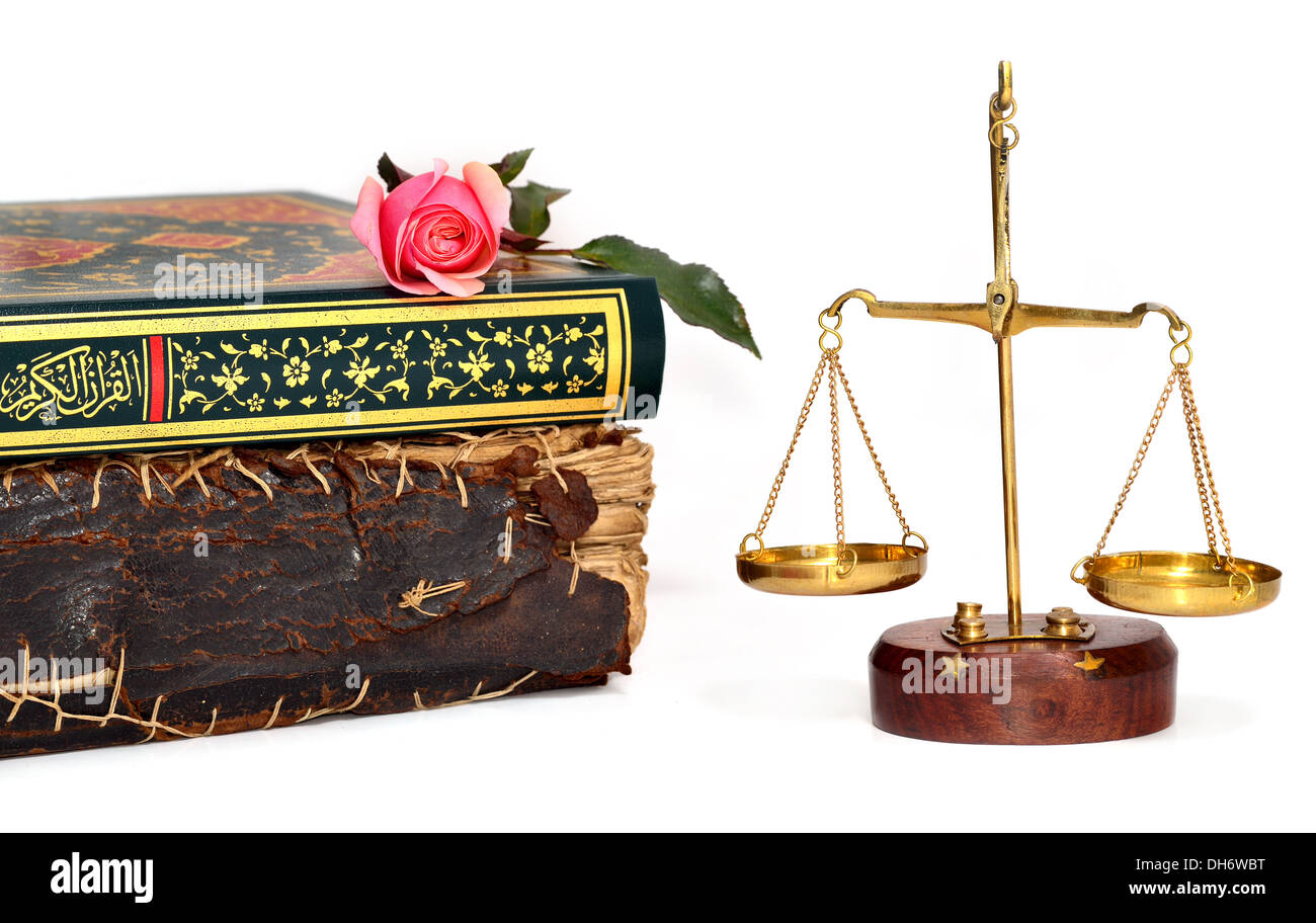 Vieux livre, saint Coran sur rose et la justice scales Banque D'Images