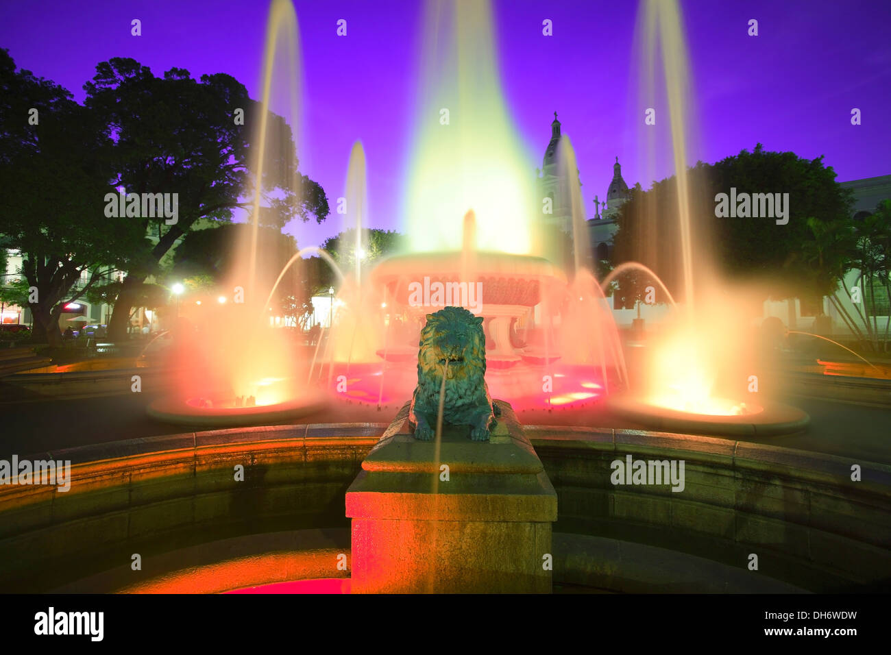 Fontaine des Lions et la cathédrale de Notre Dame de Guadalupe (1930), Plaza de Las Delicias, Ponce, Porto Rico Banque D'Images