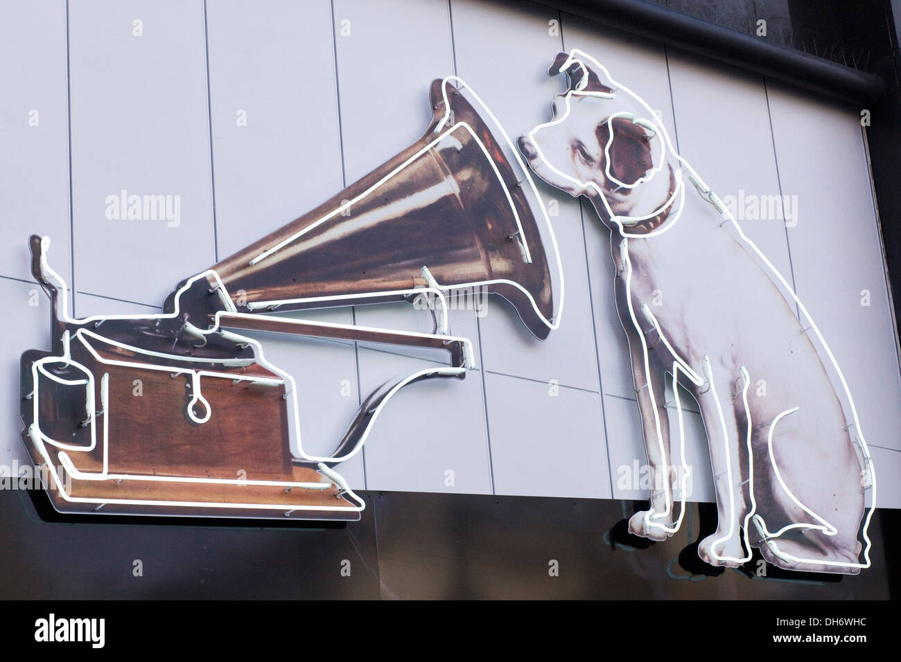 'La voix de son maître' Chien écoutant un gramophone à manivelle Banque D'Images