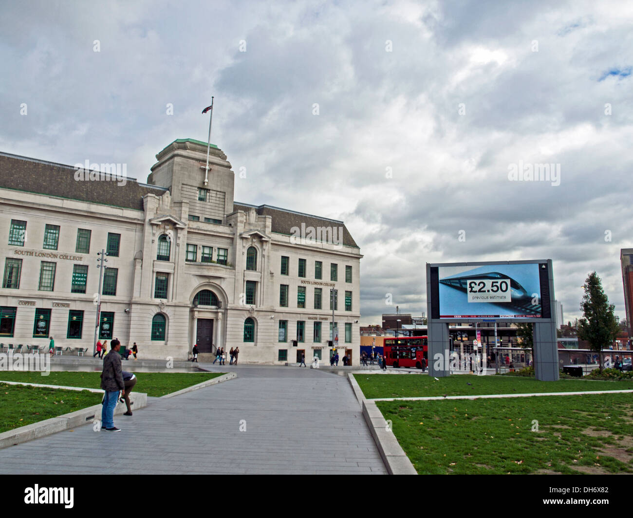 BBC Grand écran au Général Gordon Place, Woolwich, Londres, Angleterre, Royaume-Uni Banque D'Images