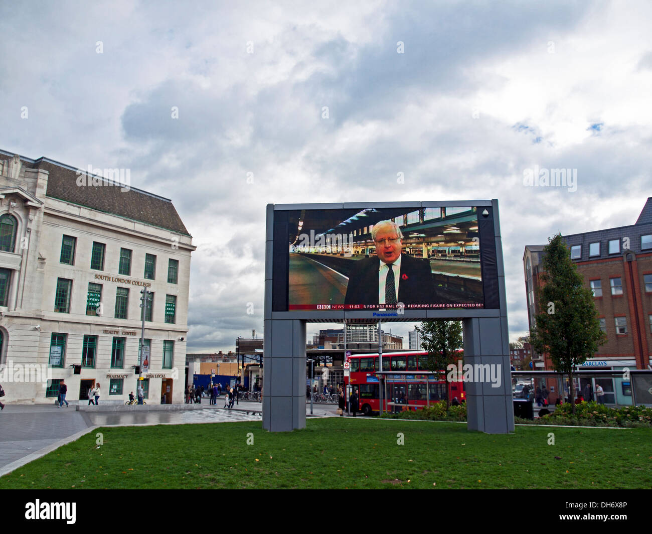 BBC Grand écran au Général Gordon Place, Woolwich, Londres, Angleterre, Royaume-Uni Banque D'Images