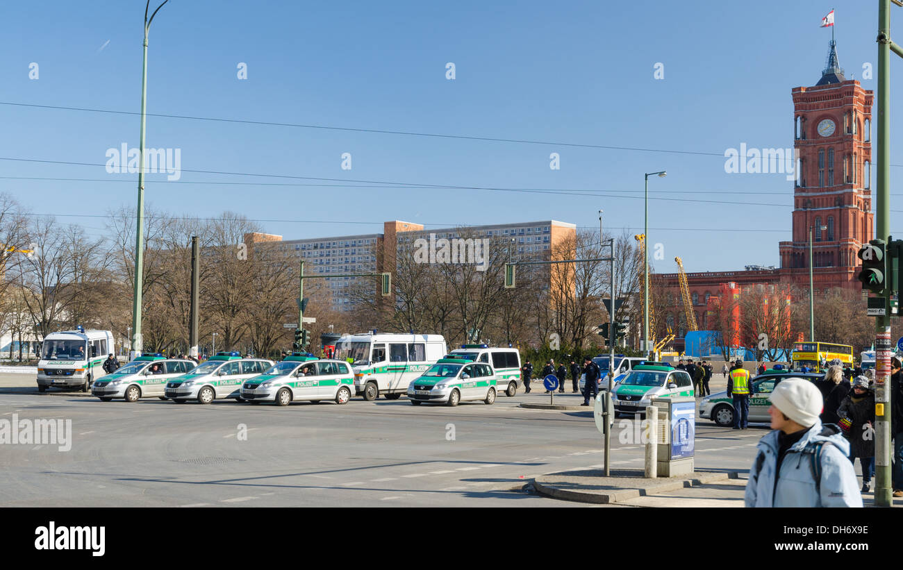 BERLIN - 16 mars : cordon de police sur la façon dont la démonstration de l'opposition le 16 mars 2013 à Berlin. Banque D'Images