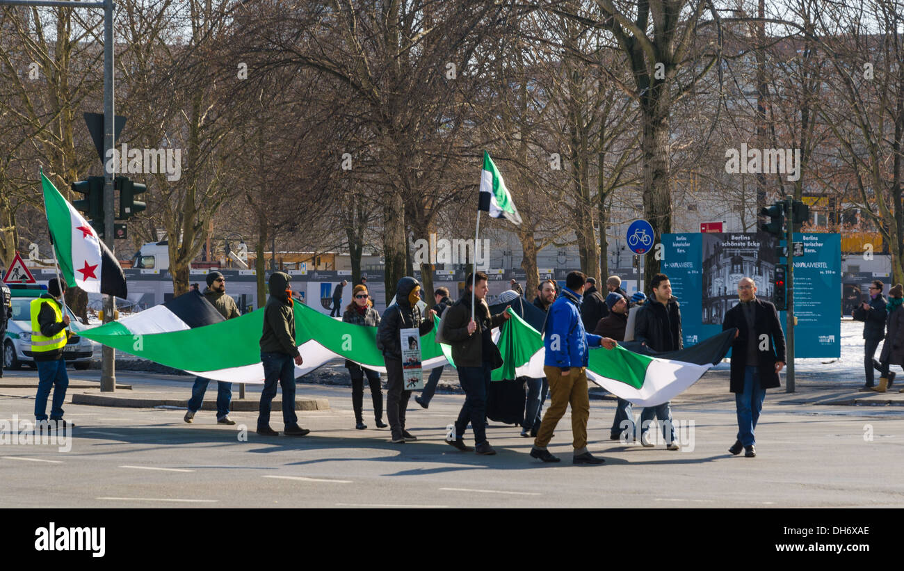BERLIN - 16 mars : des militants pro-manifestants d'opposition portant le drapeau syrien sur manifestation contre régime d'Assad Banque D'Images