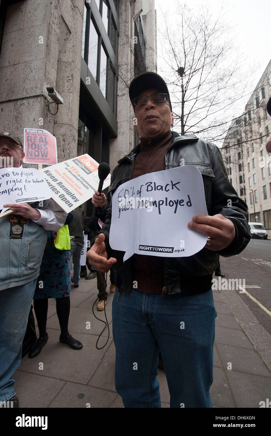 Lee Jasper (militante des droits des noirs), un petit groupe de manifestants se sont réunis à l'extérieur de Doha à Westminster, Londres pour démontrer Banque D'Images
