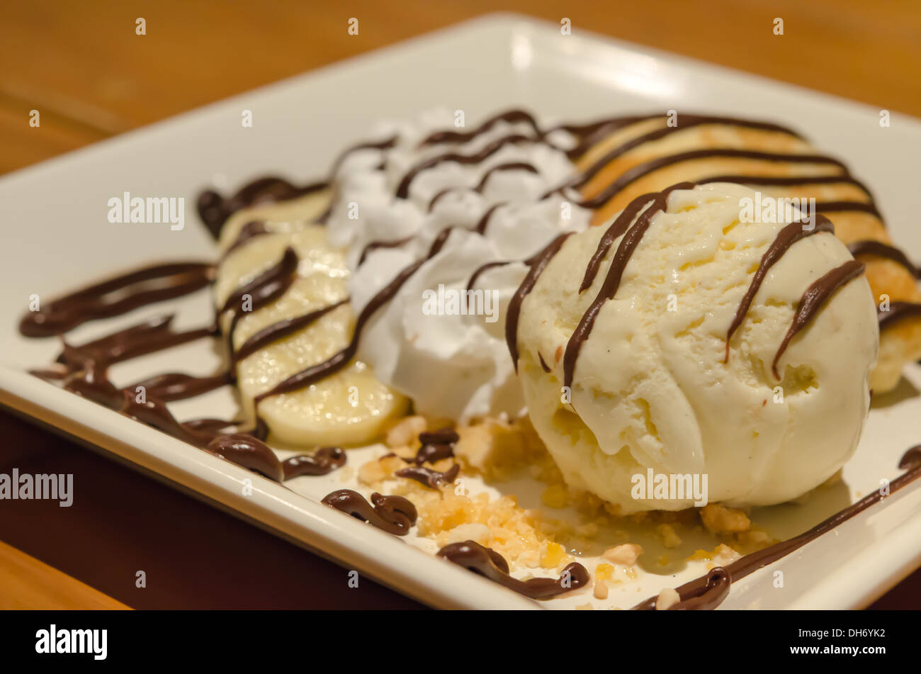 Crêpes à la banane , sauce au chocolat servi avec crème fouettée et crème glacée à la vanille Banque D'Images