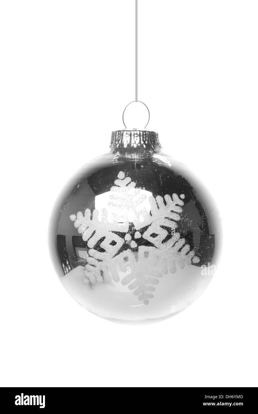Noël, Boule de Noël d'argent avec motif blanc, star pendaison isolé sur fond blanc Banque D'Images