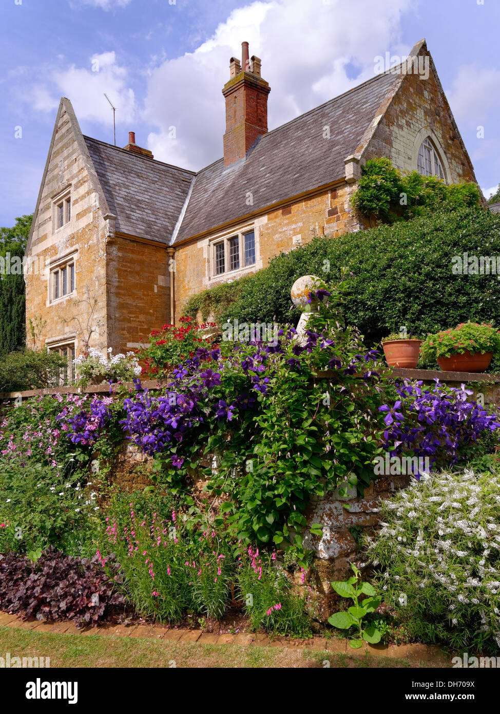 Jardins paysagers avec coton Manor House au-delà, Coton Manor, Coton, Northamptonshire, Angleterre. Banque D'Images