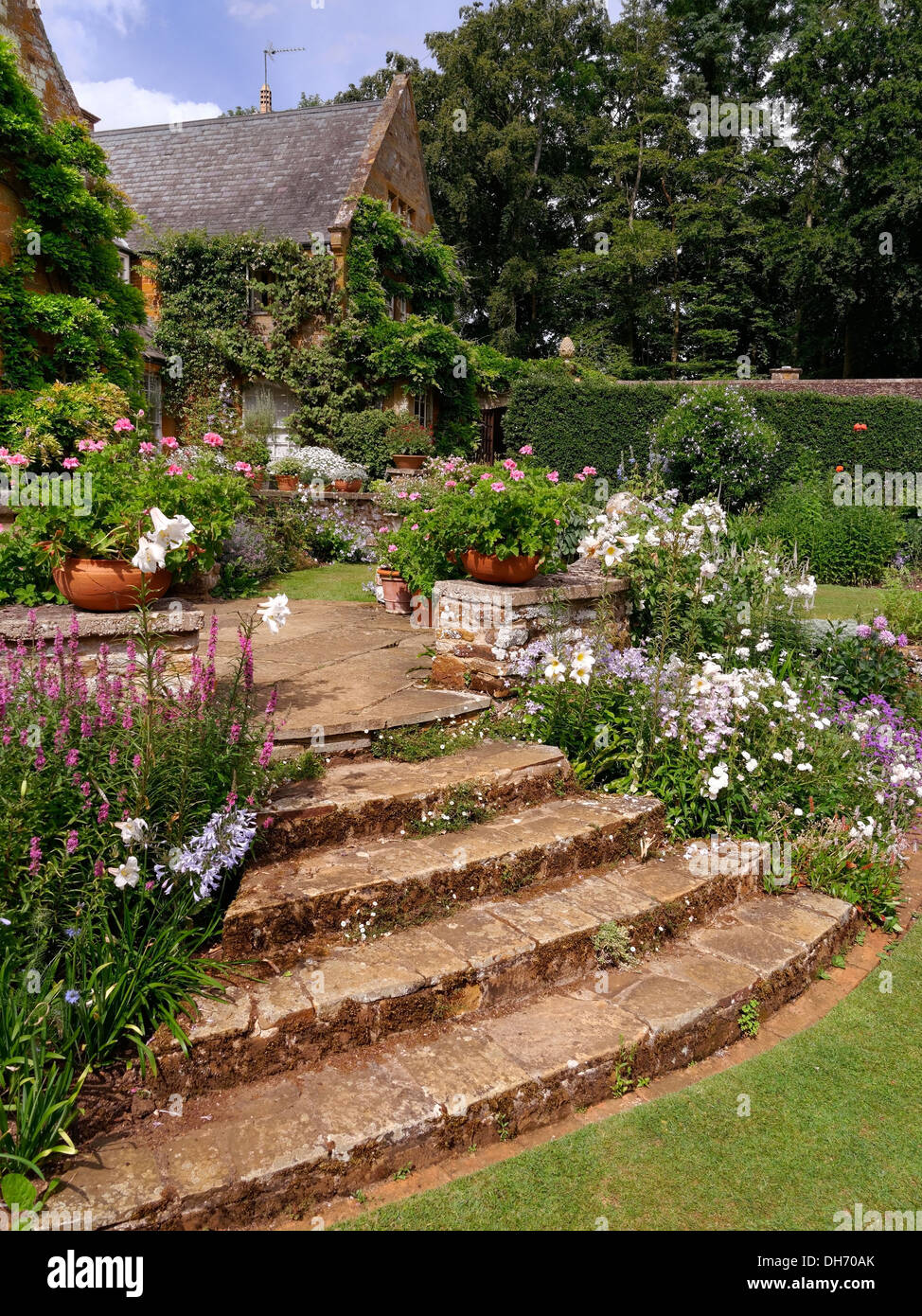 Panneaux marches de pierre en coton Manor Gardens, Coton Manor, Coton, Northamptonshire, England, UK Banque D'Images