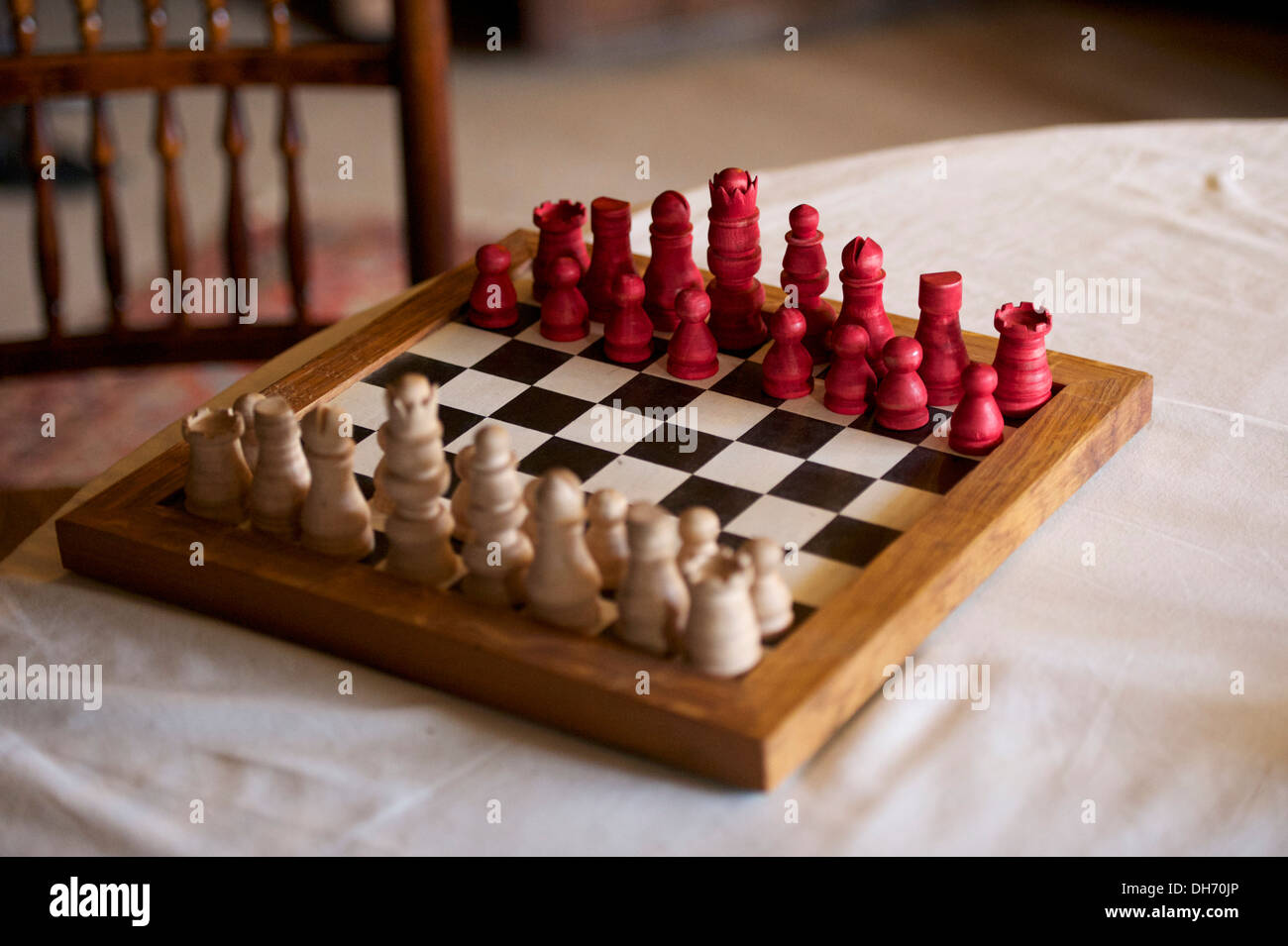 Le jeu d'échecs en bois anciens sur une table Banque D'Images