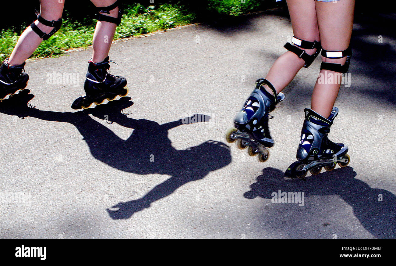 Deux filles Inline Roller Skating silhouette Shadow Banque D'Images