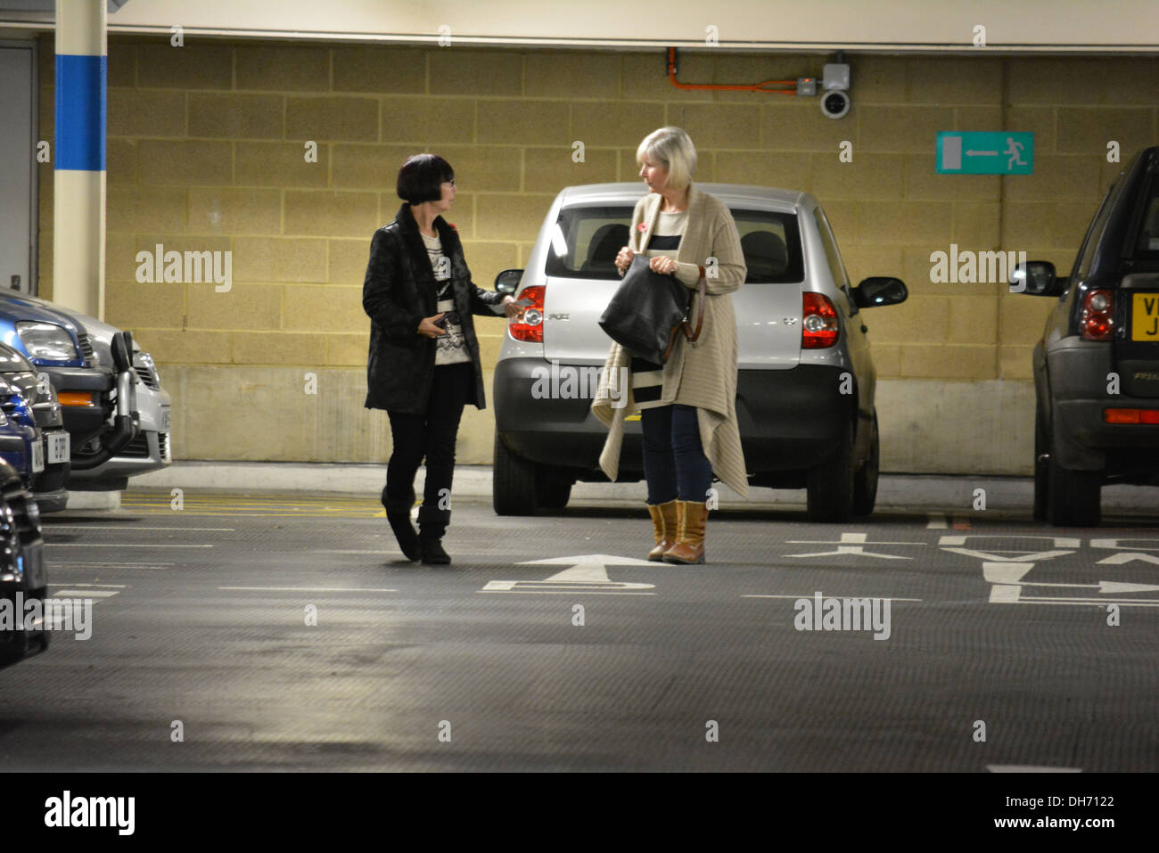 2 Les femmes en voiture Parking parking gratuit arcade. Banque D'Images