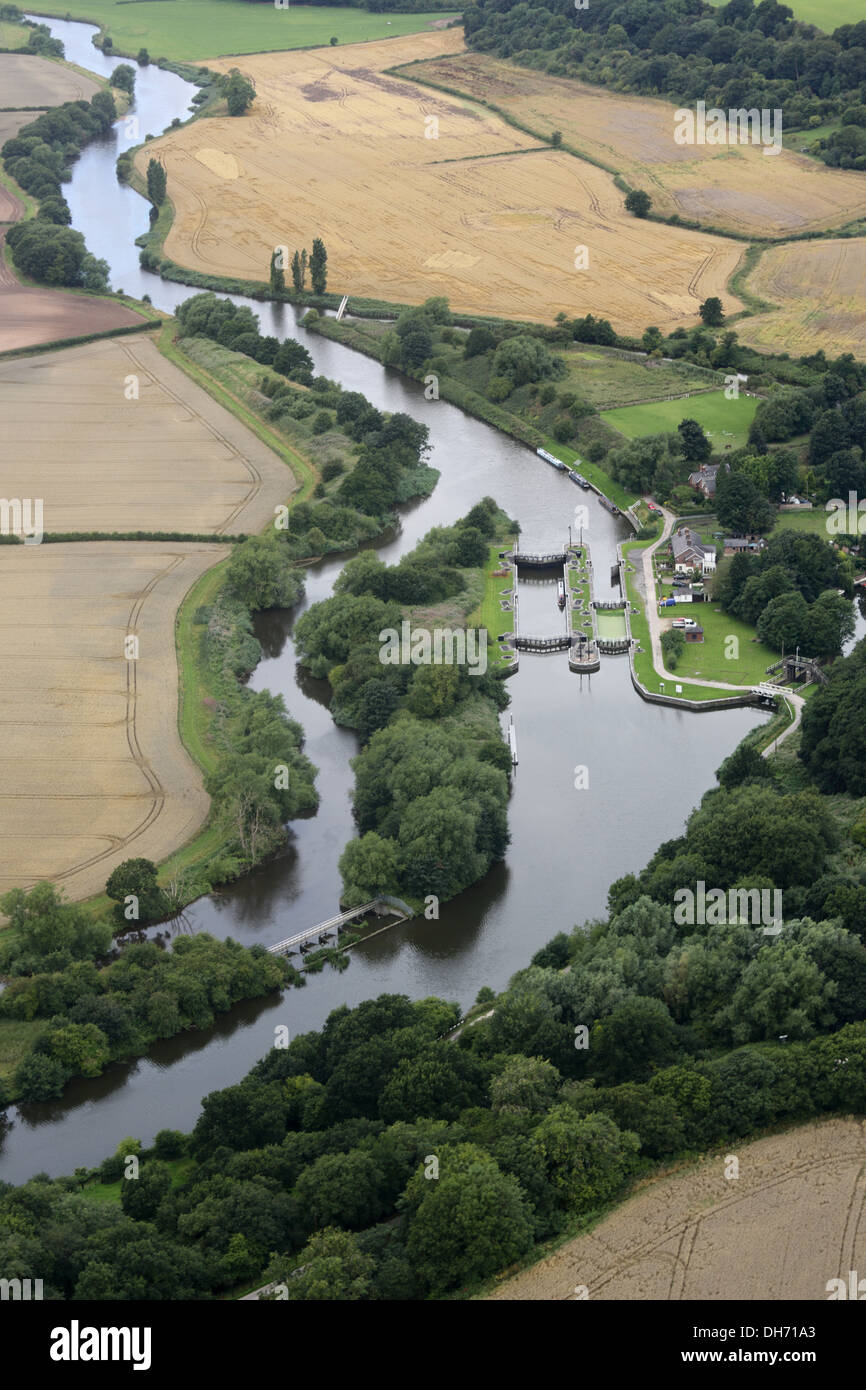 Saltersford écluses sur la rivière Weaver près de Barnton Cheshire, Banque D'Images