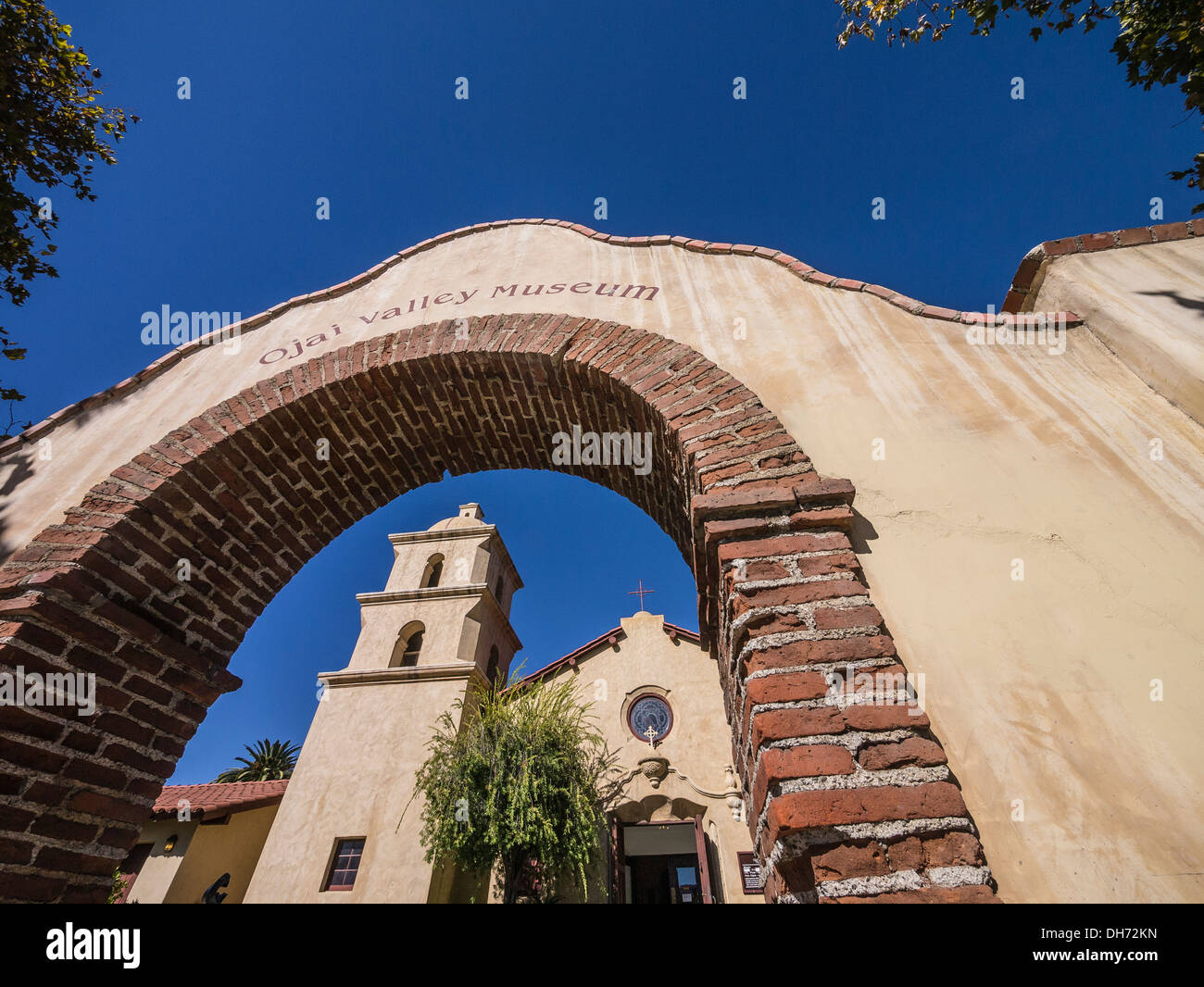 Archway entrée de Ojai Valley Museum encadrant le clocher et la croix de l'église d'origine des capacités qui compose le musée Banque D'Images