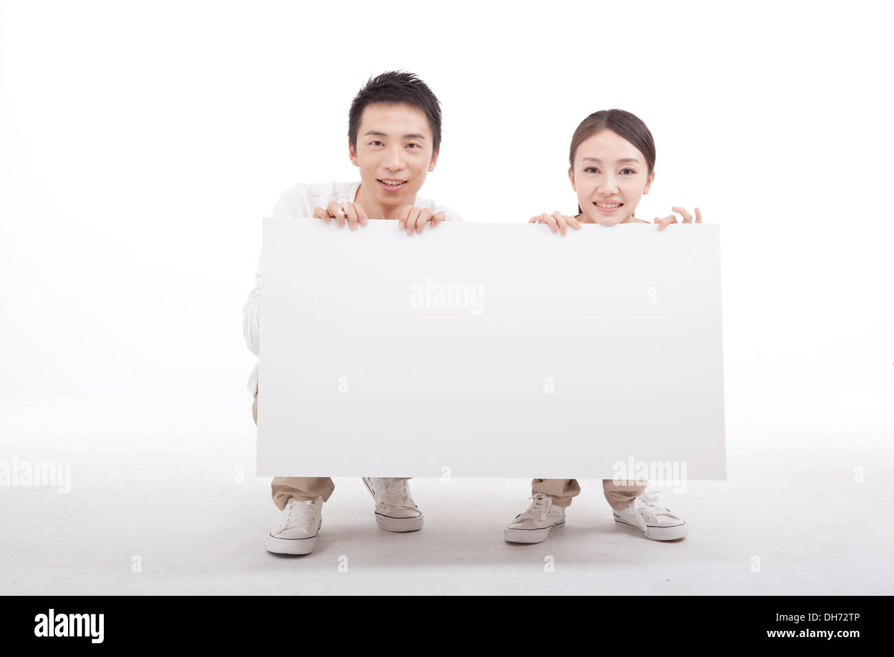 Une paire de jeunes couples et de tableau blanc Banque D'Images
