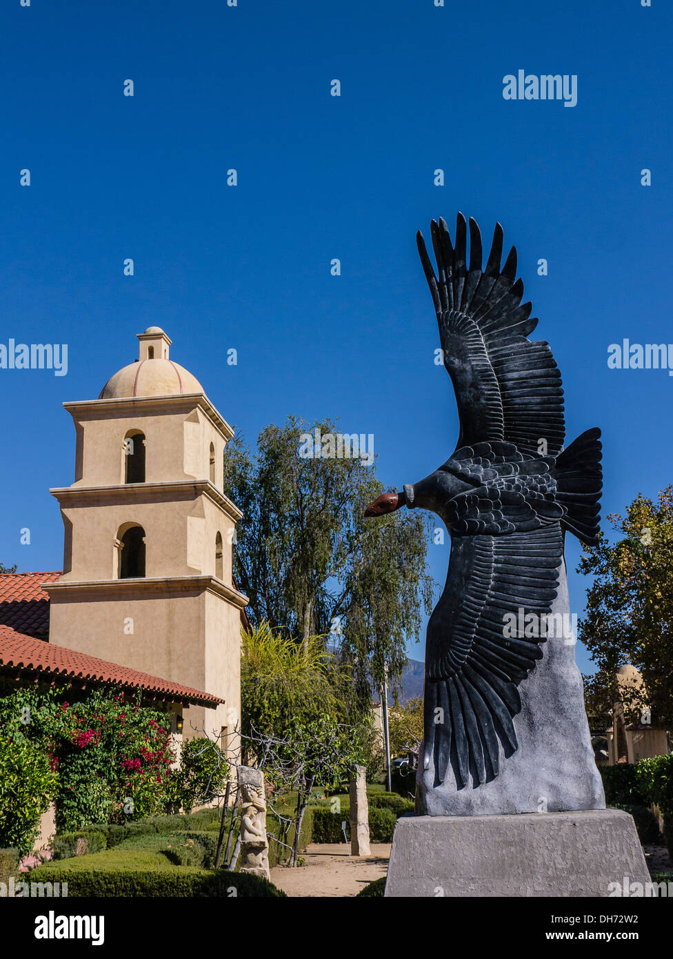 Clocher de Ojai Valley Museum and sculpture par Carlyle T. Montgomery intitulée "Jeunesse et Condor planeur pour la liberté." Banque D'Images