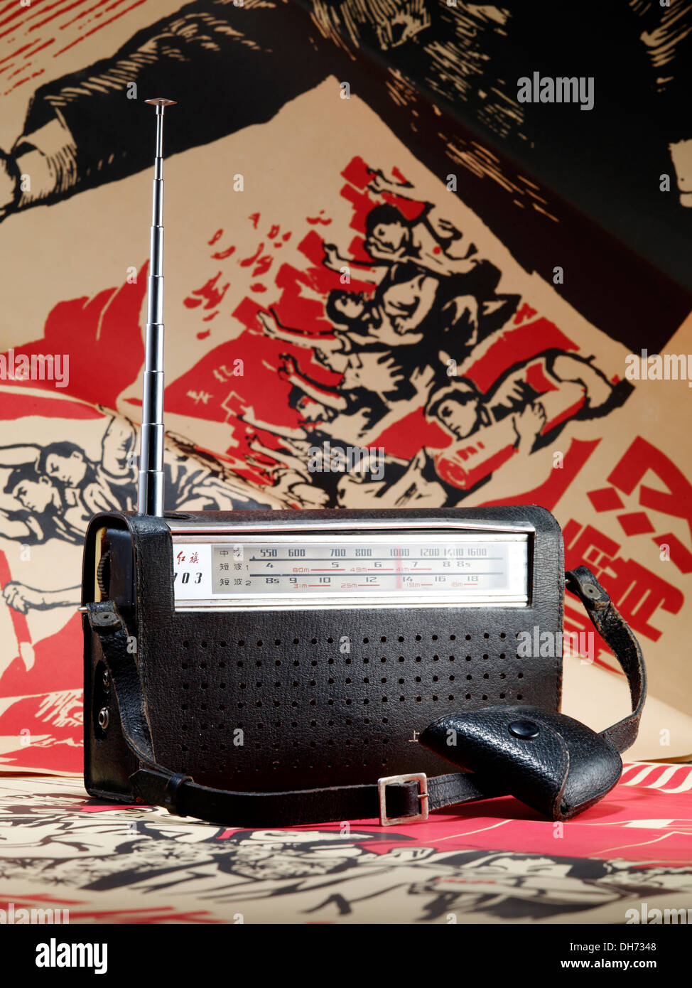 Vieille radio en cas de cuir sur les journaux anciens Banque D'Images