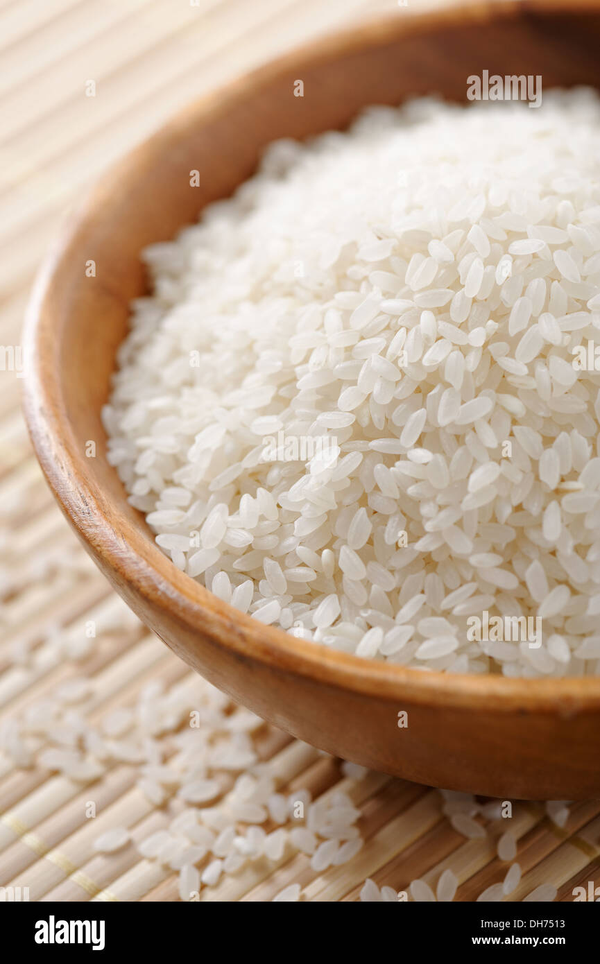 Bol en bois plein de riz à sushi Banque D'Images