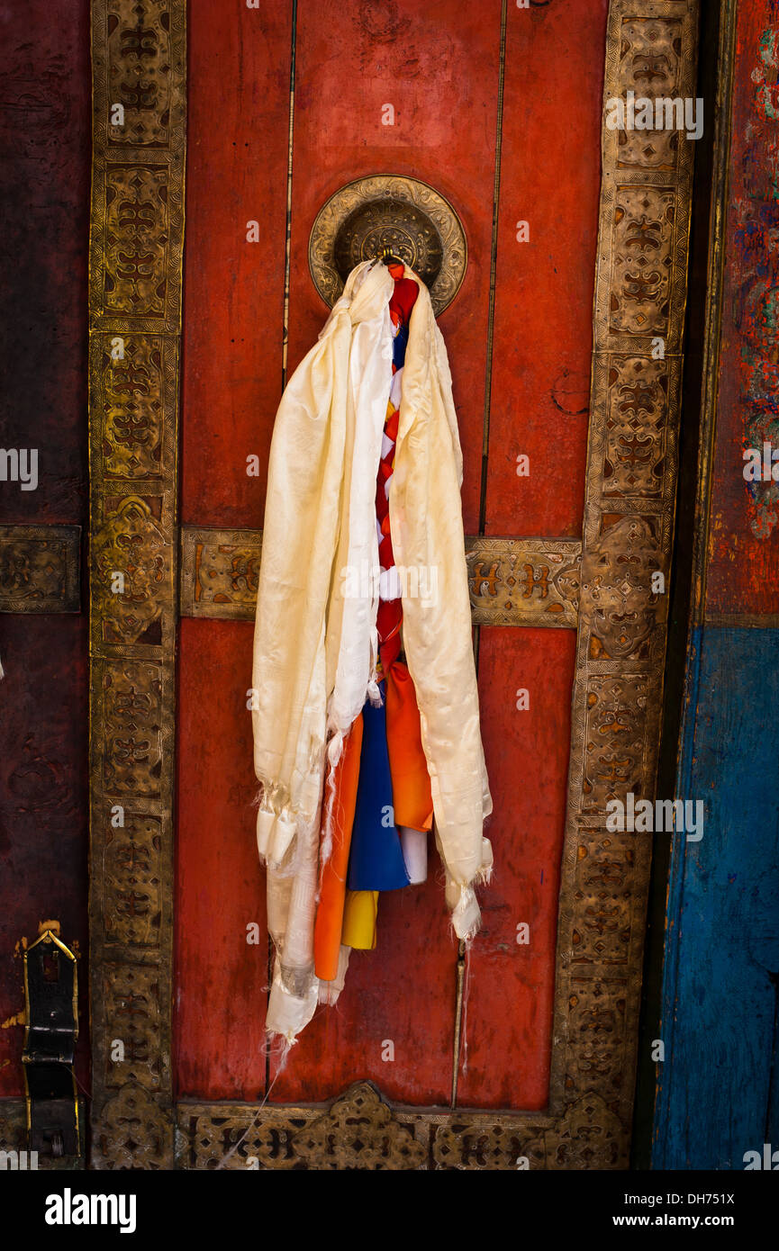 Vieille porte au monastère bouddhiste temple décoré avec des poignée et gland. L'Inde, le Ladakh Thiksey Gompa, Banque D'Images