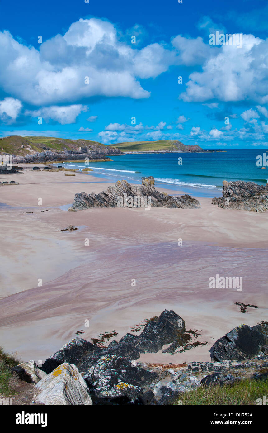 Rochers sur la plage de sable doré, la baie de Sango, Sangomore, Durness, Sutherland, de la côte nord de l'Ecosse Highlands du Nord, Royaume-Uni Banque D'Images