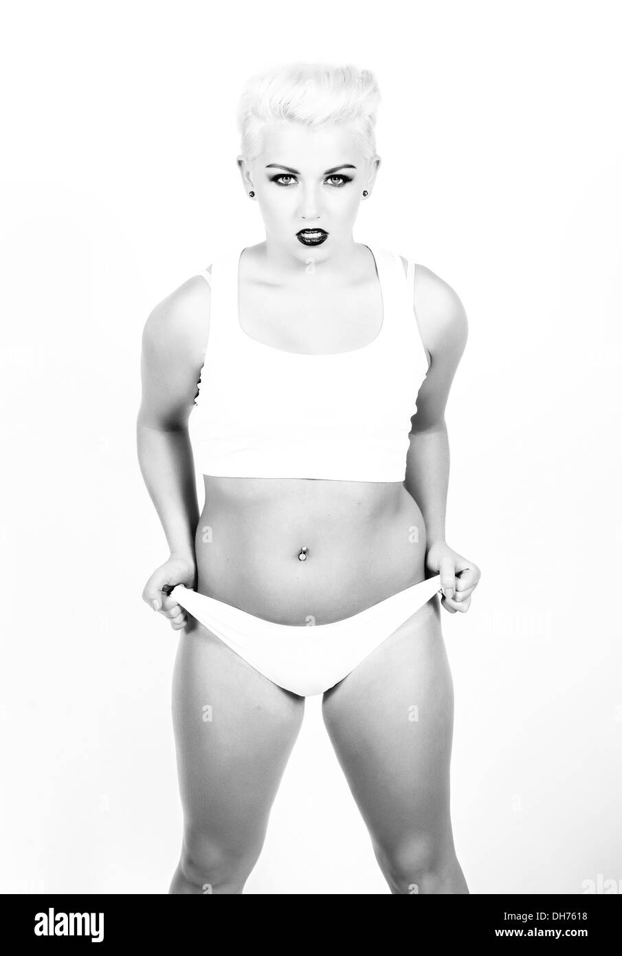 Miley Cyrus look-alike creative peinture marteau pousse sous-vêtements noir  blanc B/W Wrecking Ball Photo Stock - Alamy