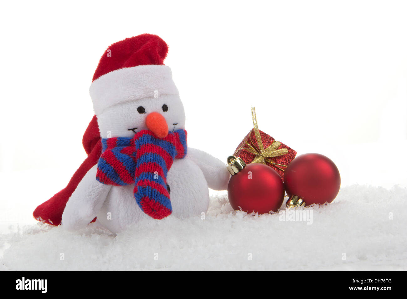 Bonhomme de neige (jouet) avec décoration de Noël et de neige artificielle Banque D'Images