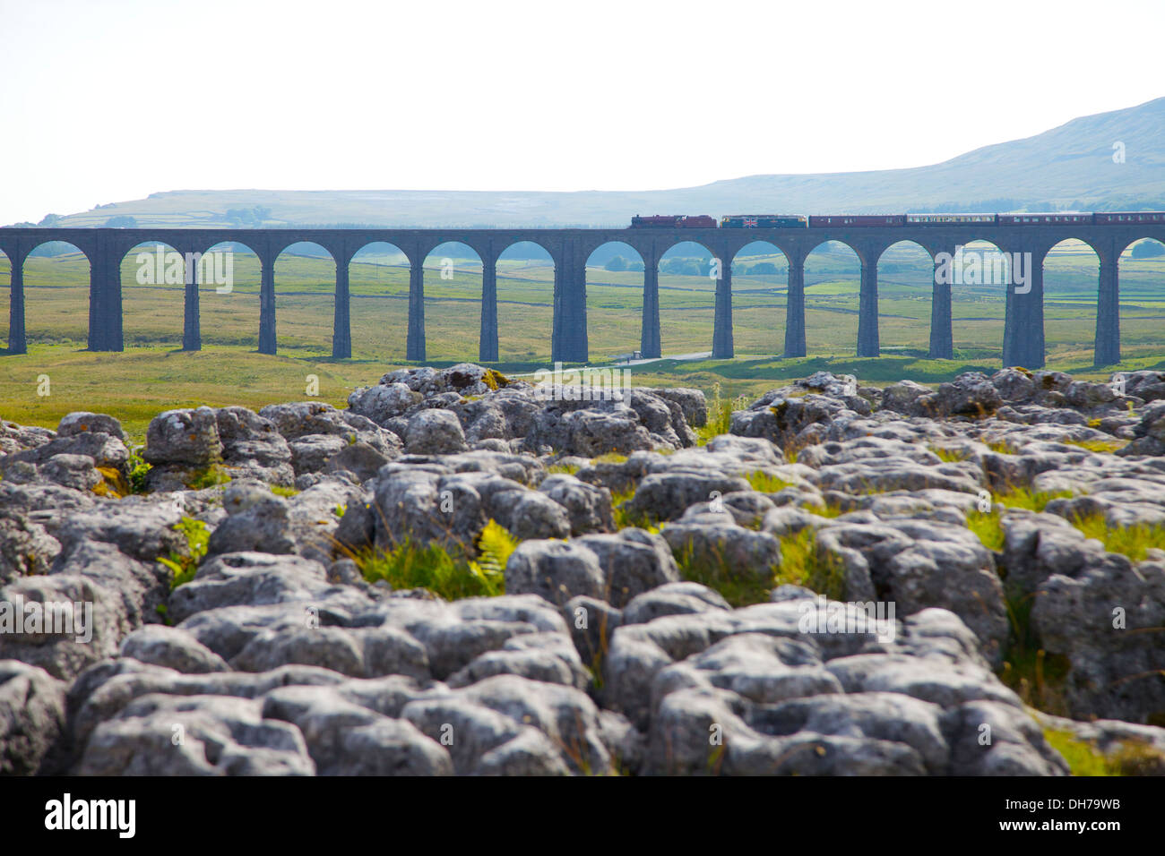 Passage à niveau train à vapeur Viaduc Ribblehead avec lapiez en premier plan. Yorkshire Dales National Park North Yorkshire UK Banque D'Images